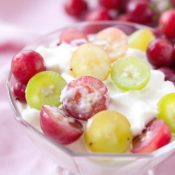 ヨーグルトにトッピング